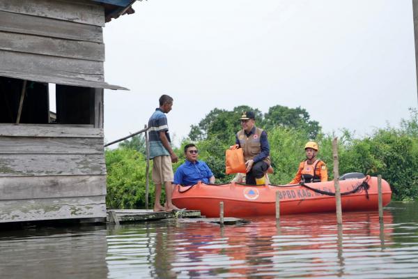 Begini Imbauan Pj Gubernur Agus Fatoni saat Antar Bantuan ke Warga Terdampak Banjir di Muba