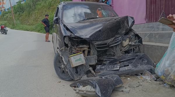 BREAKING NEWS! Mobil Tabrak Tembok Ruko di Mamasa, Dua Orang Dilarikan ke Rumah Sakit