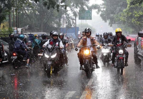 Ganjar Hujan-Hujanan Naik Motor ke Hajatan Rakyat Bandung, Dikawal Kaka Slank dan Ribuan Bikers