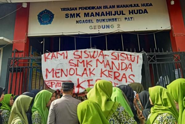 Kepala Sekolah Diberhentikan, Siswa SMK Manahijul Huda Pati Demo