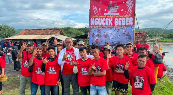 Tim Kampanye Ganjar -Mahfud Gelar Ngucek Beber di Pantai Cibuhung Garut