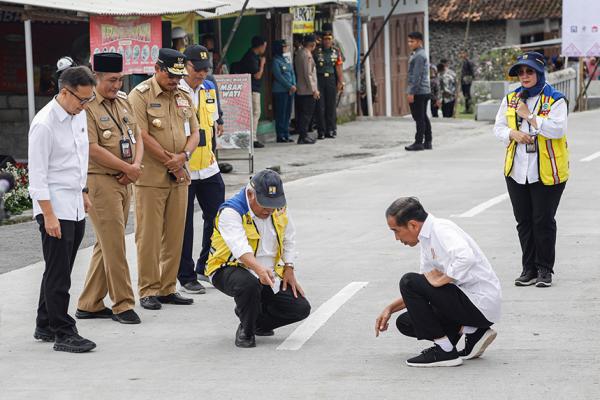 Didampingi Pj Gubernur Jateng, Presiden Jokowi Resmikan 4 Inpres Jalan Daerah di Magelang