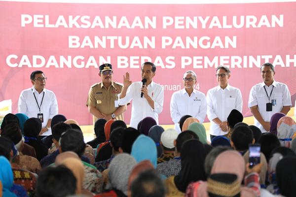 Presiden Jokowi Salurkan Bantuan Cadangan Pangan ke Warga Salatiga