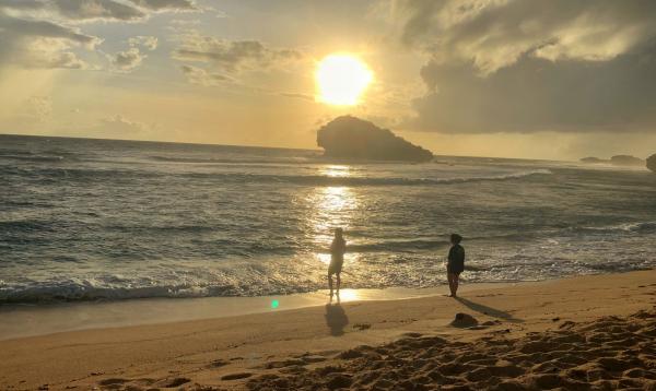 Menikmati Sunset di Pantai Watu Karung Pacitan, Cocok Buat Libur Akhir Pekan