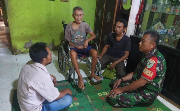 Babinsa Koramil 0602-05 Cipocok Jaya Berikan Bantuan Kursi Roda Kepada Kakek Makmur