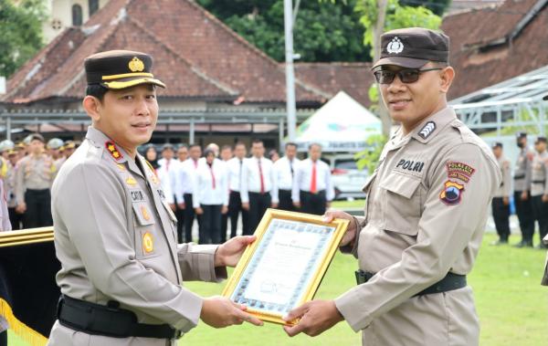 Dinilai Berprestasi, 14 Personil Polresta Surakarta Raih Penghargaan