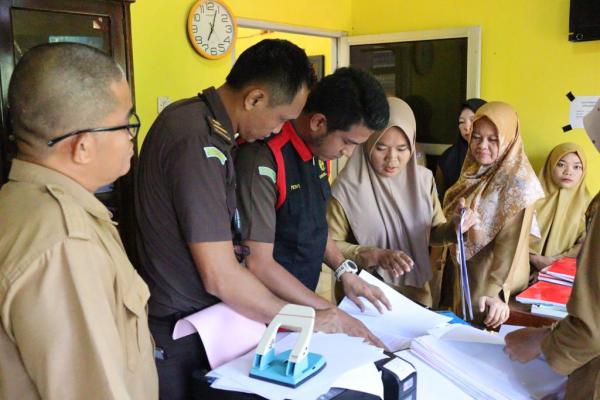 Geledah Kantor Desa Gardu, Penyidik Kejari Bengkulu Utara Temukan Dokumen Bumdes Tahun 2017