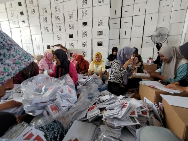Jelang Pemilu, KPU Situbondo Lakukan Proses Pengemasan Logistik