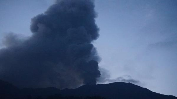 Erupsi Gunung Marapi Kembali Terjadi Malam Ini, Dentuman Keras Getarkan Rumah Warga 