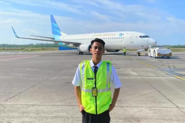 Kisah Ibnu Jebolan Kursus yang Berhasil Menjadi Ground Staff Garuda Indonesia