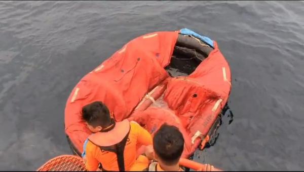 Barang-barang yang Diduga Milik Kapal LCT Bora V Ditemukan Mengapung di Laut