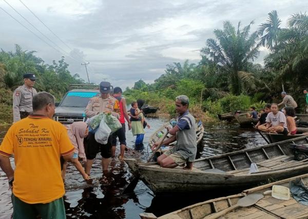 Bantu  Korban Banjir, Polsek  Pangkalan Kerinci Sampaikan Kamtibmas Jelang Pemilu