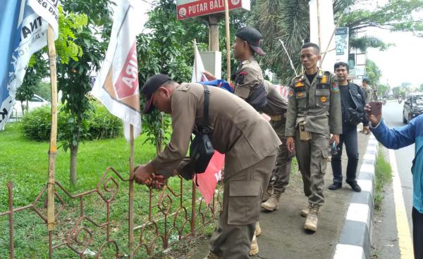 Satpol PP dan Bawaslu di Cirebon Tertibkan Ratusan APK dan Baliho yang Melanggar