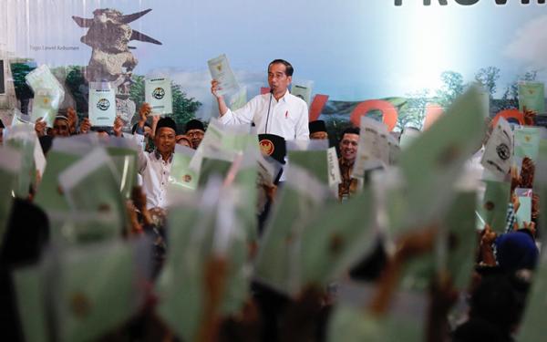 Jokowi Serahkan 5.000 Sertifikat Tanah di Wonosobo: Bisa Disekolahkan tapi Hati-hati!