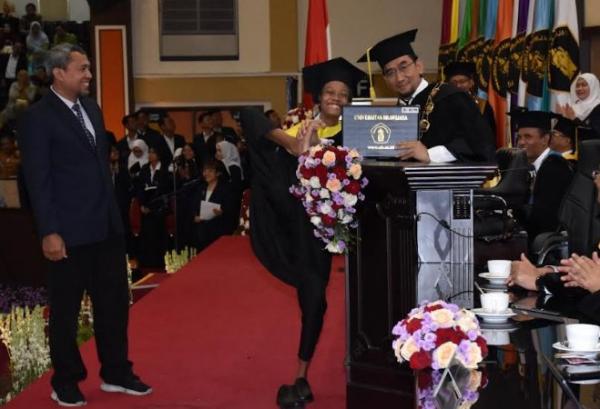Mahasiswa Difabel Berprestasi Dari Universitas Brawijaya Salami Rektor dengan Kakinya