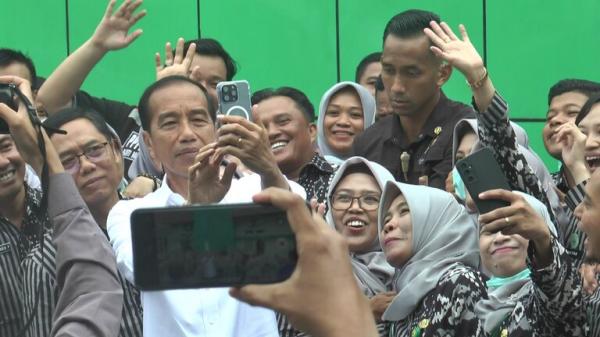 Jokowi Cek  dan Distribusikan  Alat USG Puluhan Warga di Grobogan Berebut Buku