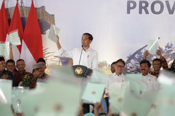 Serahkan Sertifikat Tanah Program PTSL, Jokowi Ingatkan Ini ke Masyarakat Penerima