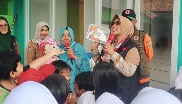 Momen Bunda Literasi Kabupaten Bandung Hibur Anak-anak Korban Banjir Dayeuhkolot