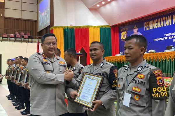 Polsek Tiro dan Bripka Ibrahim Terima Penghargaan dari Kapolda Aceh