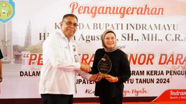 Bupati Indramayu Terima Penghargaan Tokoh Penggerak Dodor Darah dari PMI Jabar