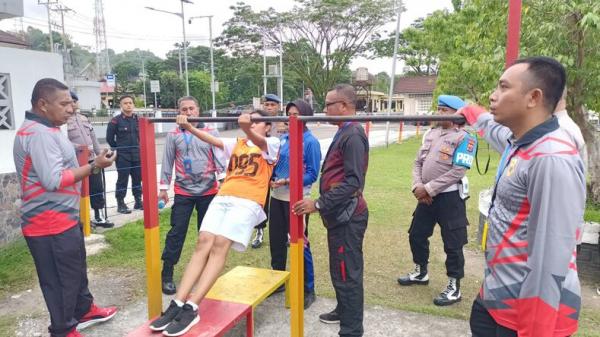 7 Casis Sekolah Inspektur Polisi Sumber Sarjana Jalani Tes Kesamaptaan Jasmani di Ambon
