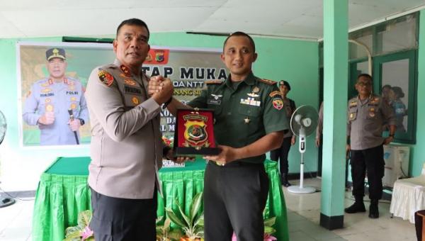 Kunjungi Kodim 1603 Sikka, Kapolda NTT Tekankan Pentingnya Dukungan TNI bagi Polri