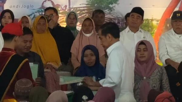 Jokowi Bagikan 3000 Sertifikat Kepada Warga Grobogan   