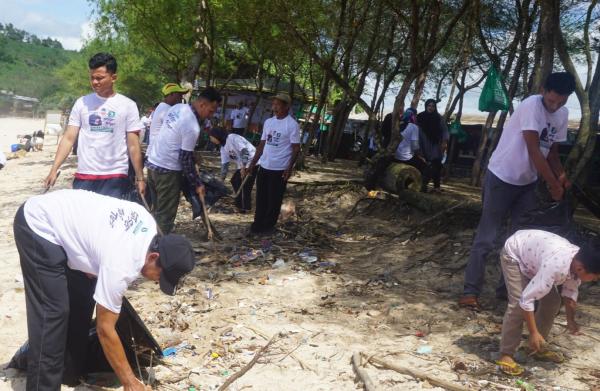 Jatim Beragam Blitar Raya Bersama Relawan Ganjar-Mahfud Gelar Aksi Bersih Pantai Gondo Mayit