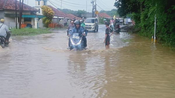 Diguyur Hujan Luapan Air di Jalan Raya Sindangbarang Cianjur Selatan Banjir