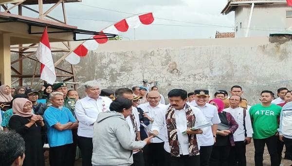 Jajal KA Pangandaran, Menteri Hadi Serahkan 40 Sertifikat Tanah di Tasikmalaya