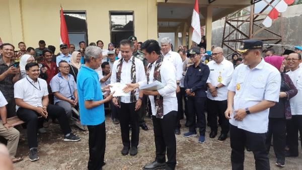 Menteri ATR/BPN Hadi Tjahjanto Serahkan 40 Sertifikat Tanah Program PTSL untuk Warga di Tasikmalaya