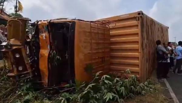 Kecelakaan Beruntun Truk Kontainer Tabrak Mobil di Simalungun, Diduga Banyak Korban Tewas
