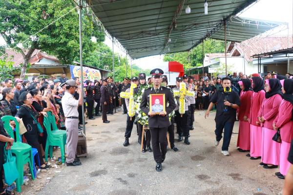 Polres Lampung Timur Gelar Upacara Pemakaman Personel Polri yang Meninggal
