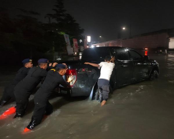 Brimob Polda Riau Bantu Pengguna Jalan Terdampak Banjir