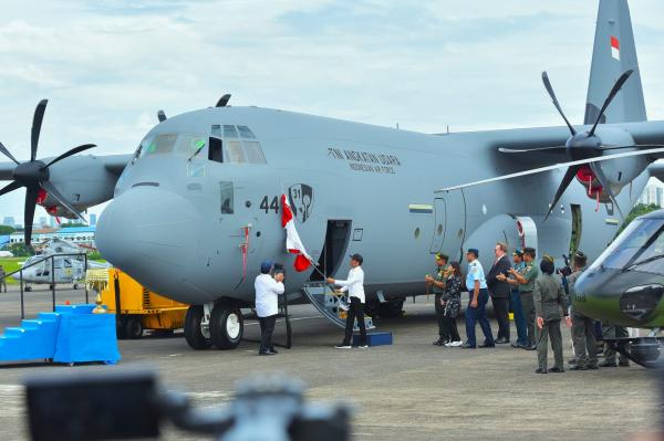 Presiden Jokowi Saksikan Kemhan Serahkan Hercules untuk Keperluan Perang TNI AU