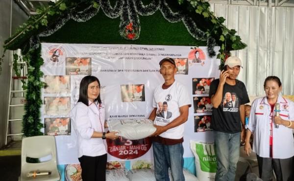 Salurkan Bantuan Pupuk, Relawan Ganjar-Mahfud Dorong Gerakan Sadar Lingkungan