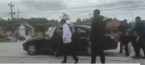 Viral di Medsos, Presiden Turun dari Mobil di Kabupaten Grobogan Diduga Pecah Ban