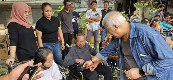 Anggota DPR RI dari PDIP Bagikan Belasan Kursi Roda Elektrik untuk Disabilitas di Lombok