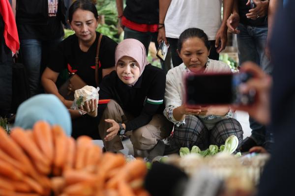 Atikoh Ganjar Blusukan Pasar di Bondowoso, Pedagang Sampaikan Harga Cabai dan Bamer Naik