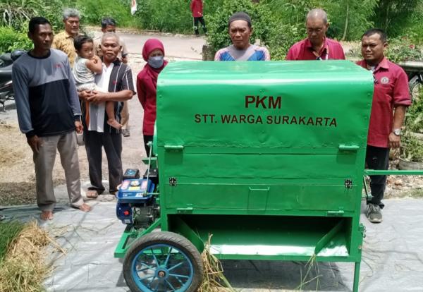 Serahkan Mesin Perontok Padi, PKM STT Warga Surakarta Bantu Gapoktan di Batuwarno Wonogiri