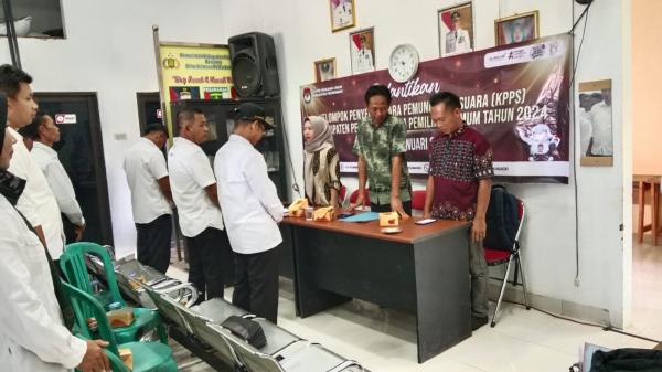 Ketua PPS Desa Hanau Berak Pesawaran Irham Melantik Keanggotaan KPPS