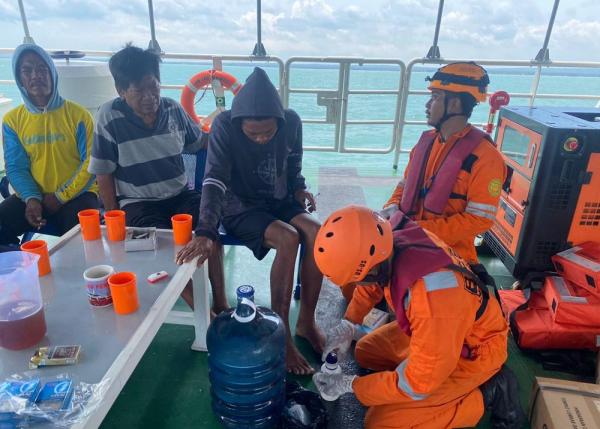 Basarnas Evakuasi 12 ABK Kapal Putra Sumber Mas ke Surabaya