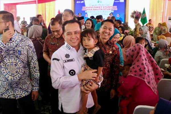 Pj Gubernur Agus Fatoni Serahkan Bansos Stunting di Palembang, Ini Respons Pj Wako Ratu Dewa