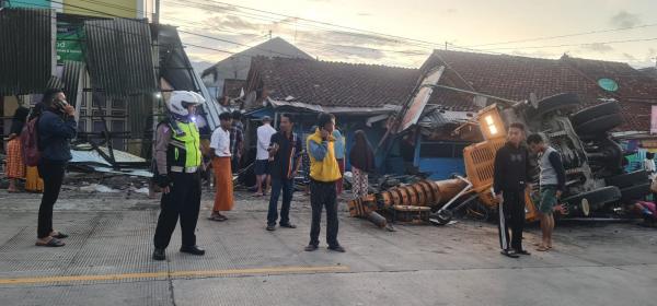 Rem Blong, Truk Crane Tabrak Rumah Warga di Bumiayu, Dua Korban Tewas