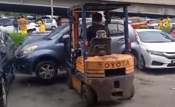 Viral, Parkir Mobil Sembarang Halangi Tempat Usaha, Hasan Nekat Pindahkan Pakai Forklift
