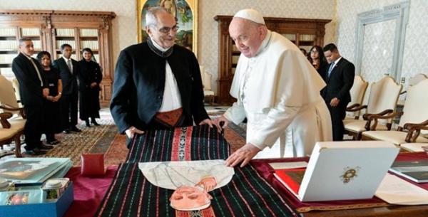 Presiden Timor Leste Kunjungi Vatikan dan Beri Hadiah Kain Adat untuk Paus Fransiskus