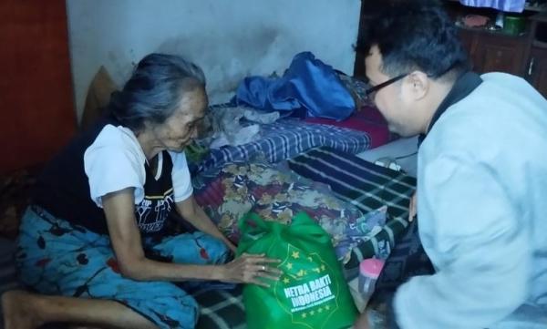 Jumat Berkah, Gus Lilur Berbagi Rezeki Untuk Warga Kurang Mampu dan Lansia di Semampir dan Kenjeran