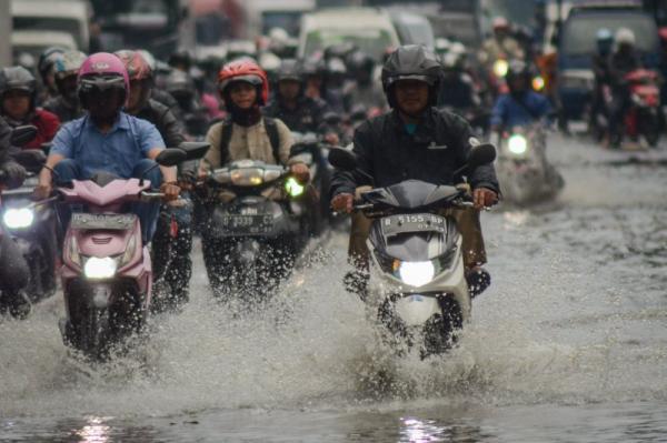 Pedoman Safety Riding! Menggunakan 5 Tips Berkendara Motor Saat Musim Hujan yang Perlu Anda Ketahui