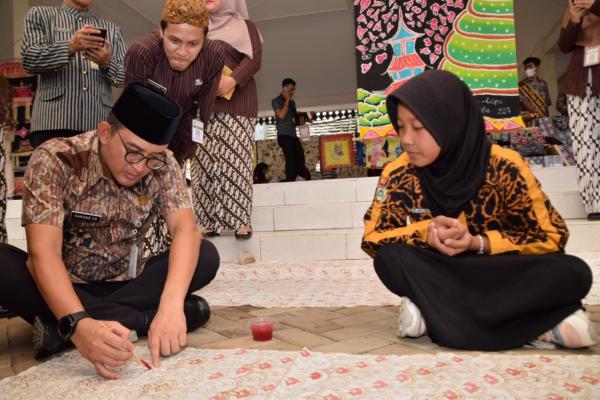 Kunjungi SMA Negeri 1 Sokaraja, Pj Bupati Berharap Lahirkan Desainer dan Pengusaha Batik Sukses