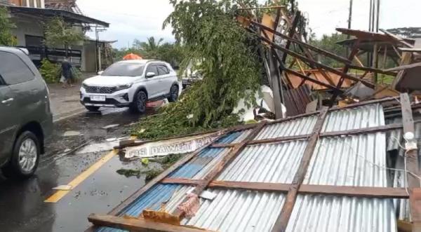 Detik-Detik Menegangkan Bencana Angin Puting Beliung di Ponorogo